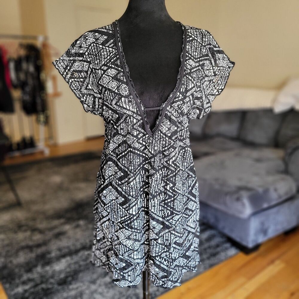 Rebecca Virtue Black and White Cover-Up Size XS-S Swim Cover Up Beach Vacation